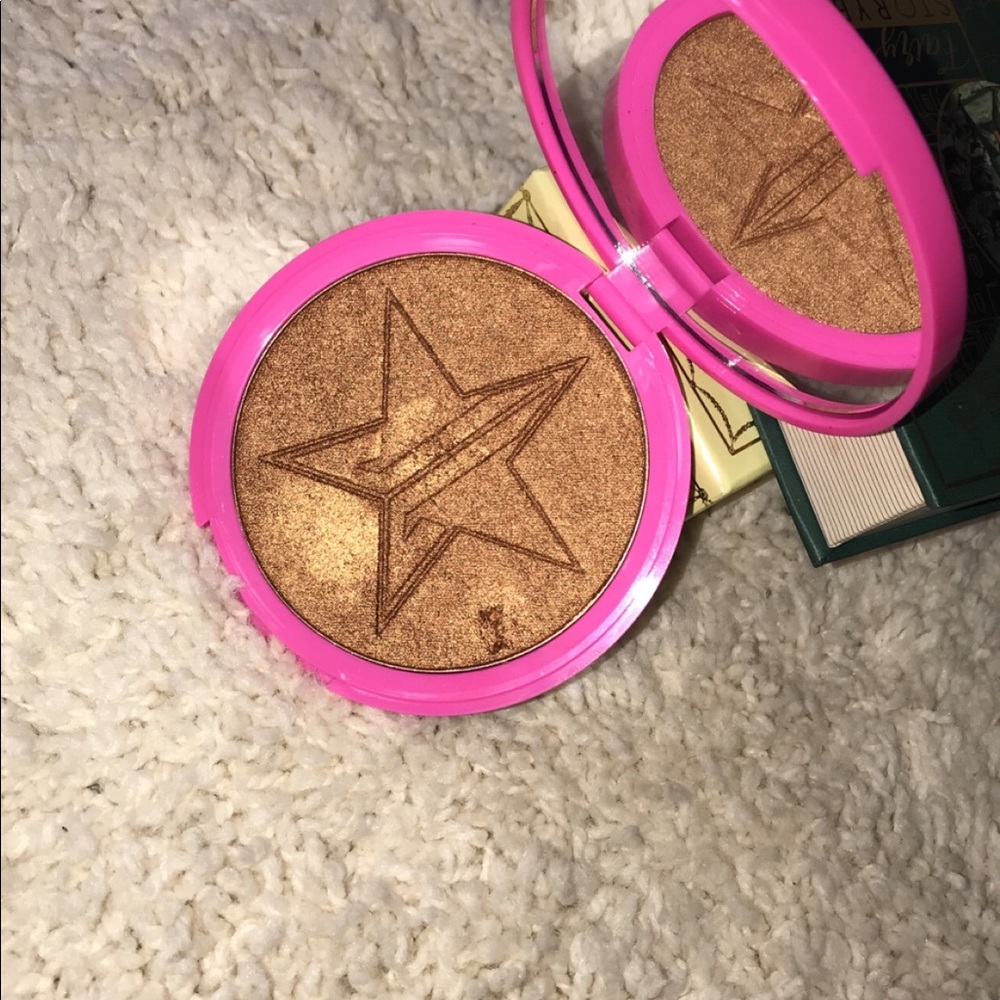 Jeffree Star skin frost highliter in Dark Horse.